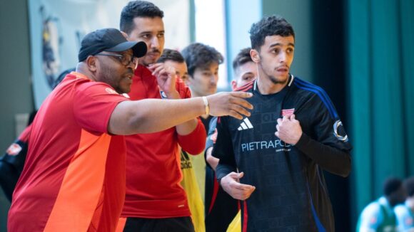 David Touré, coach de l'OL Futsal, donnant ses consignes