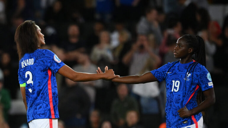 Wendie Renard et Griedge Mbock avec les Bleues