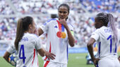 Wendie Renard en discussions avec Selma Bacha et Kadidiatou Diani lors d'OL - Arsenal