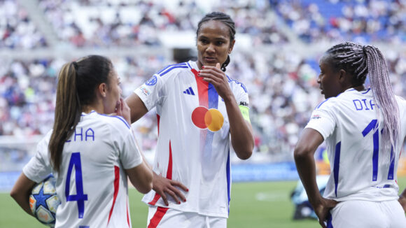 Wendie Renard en discussions avec Selma Bacha et Kadidiatou Diani lors d'OL - Arsenal