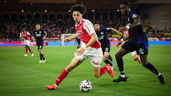 Maghnes Akliouche face à Moussa Niakhaté lors de Monaco - OL