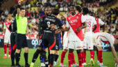 Alexandre Lacazette retient Nicolas Tagliafico lors de Monaco - OL