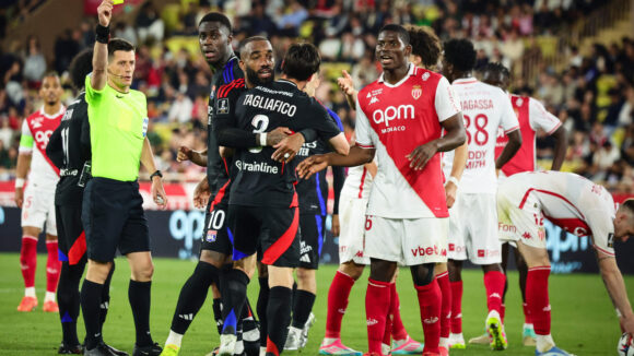Alexandre Lacazette retient Nicolas Tagliafico lors de Monaco - OL