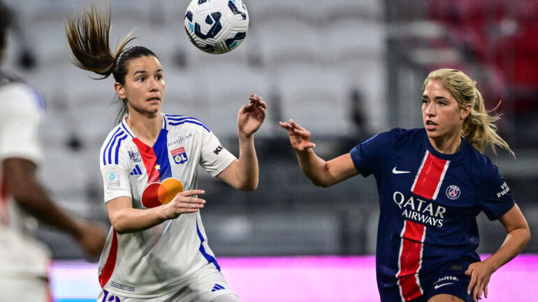 Damaris Egurrola face à Korbin Albert lors d'OL - PSG