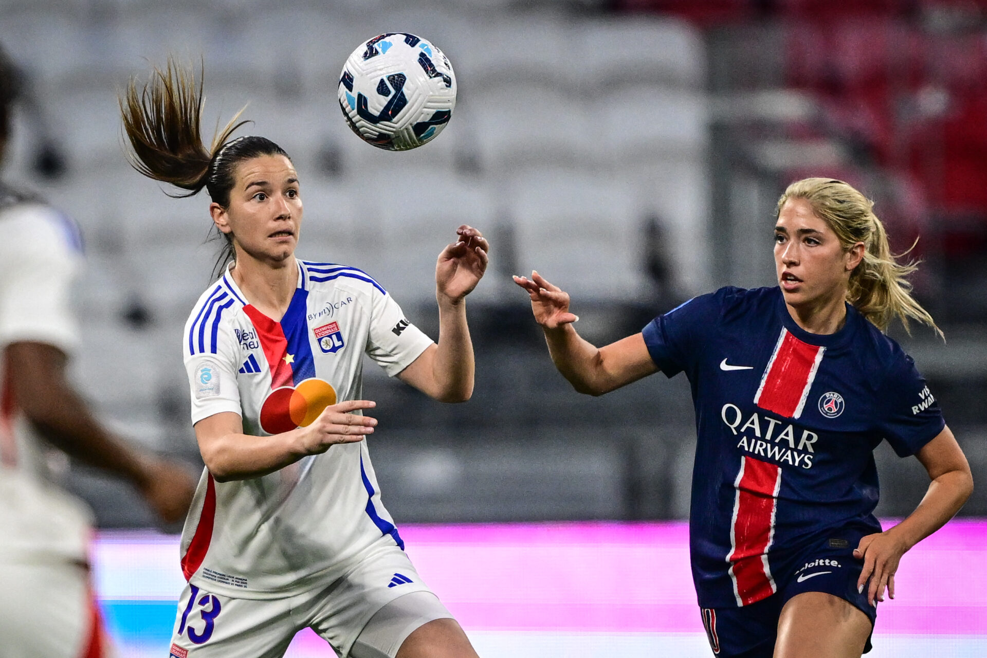Damaris Egurrola face à Korbin Albert lors d'OL - PSG