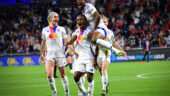 Les joueuses de l'OL célèbrent le but de Melchie Dumornay contre le PSG
