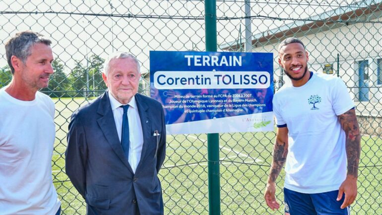 Corentin Tolisso aux côtés de Jean-Michel Aulas et Rémi Garde à L'Arbresle
