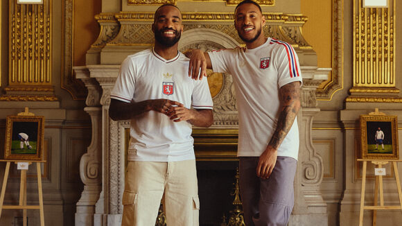 Lacazette et Tolisso avec le maillot des 75 ans de l'OL
