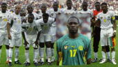 Les joueurs du Cameroun rendant hommage à Marc-Vivien Foé