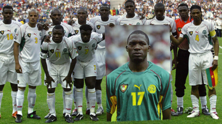 Les joueurs du Cameroun rendant hommage à Marc-Vivien Foé