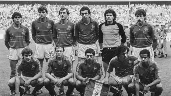 L'équipe de France avec Bernard Lacombe, deuxième en partant de la gauche en bas