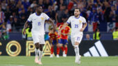 Rayan Cherki félicité par Ibrahima Konaté lors d'Espagne - France