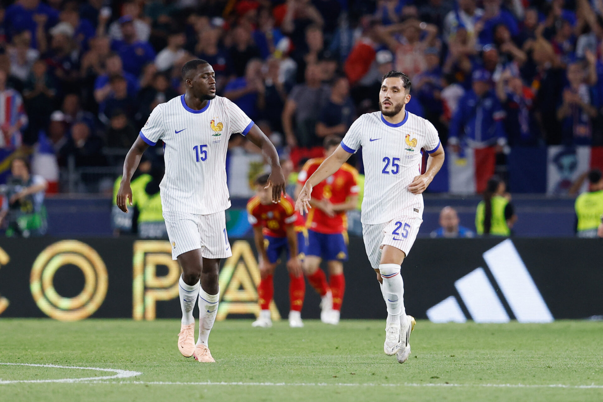 Rayan Cherki félicité par Ibrahima Konaté lors d'Espagne - France