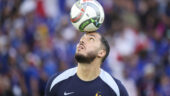 Rayan Cherki à l'échauffement avec les Bleus