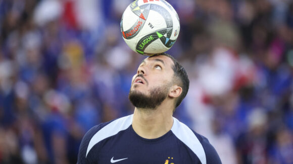 Rayan Cherki à l'échauffement avec les Bleus