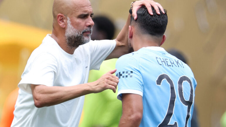 Pep Guardiola et Rayan Cherki lors de Manchester City - Wydad AC