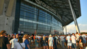 Des supporters devant le Parc OL