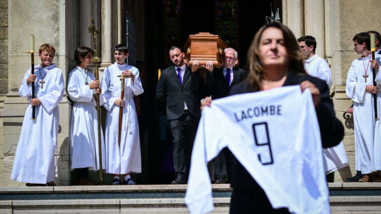 Le cercueil de Bernard Lacombe sortant de l'église Saint-Louis