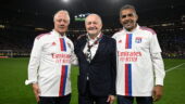 Bernard Lacombe avec Sonny Anderson lors de l'hommage à Jean-Michel Aulas au Parc OL