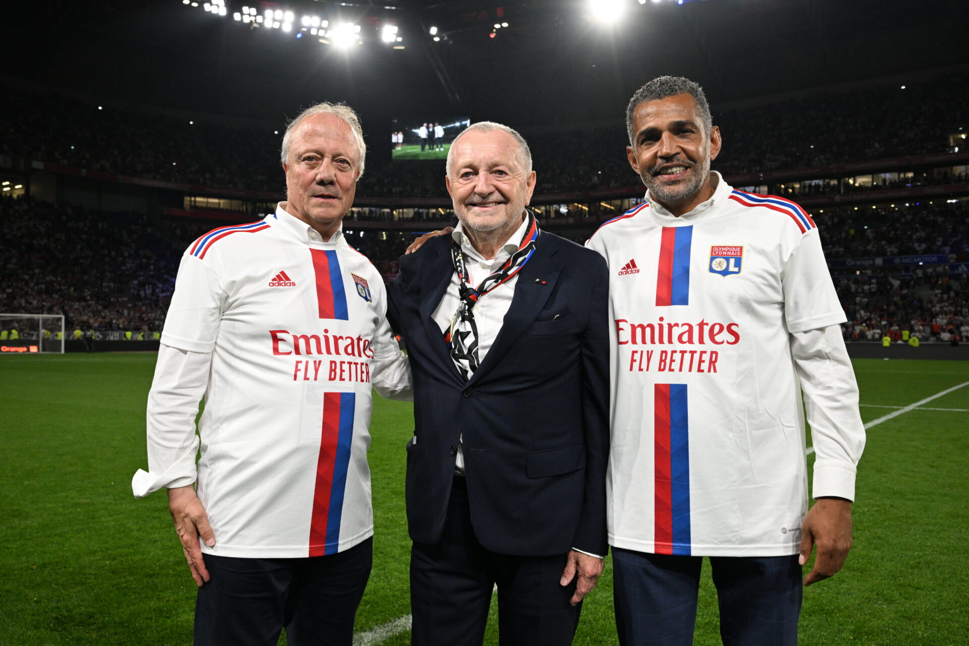 Bernard Lacombe avec Sonny Anderson lors de l'hommage à Jean-Michel Aulas au Parc OL