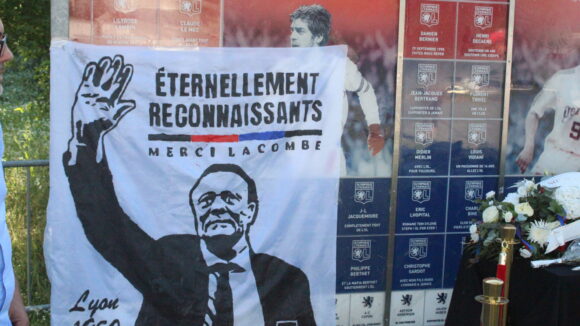Des banderoles en hommage à Bernard Lacombe furent installée