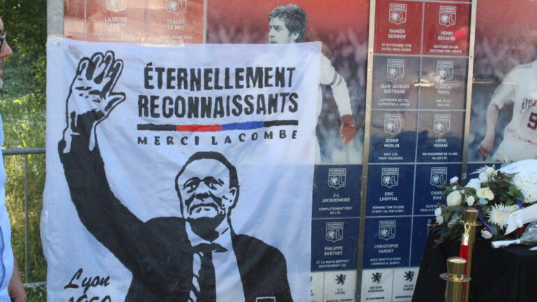Des banderoles en hommage à Bernard Lacombe furent installée