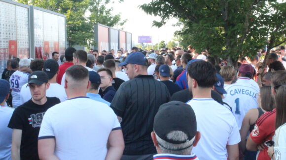 Hommage des supporters de l'OL à Bernard Lacombe