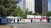 Hommage en banderole des supporters de l'OL à Bernard Lacombe