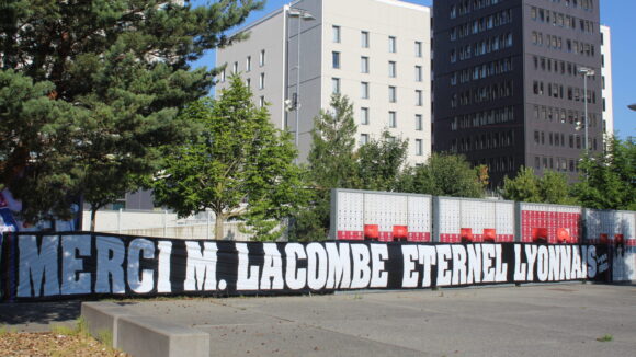 Hommage en banderole des supporters de l'OL à Bernard Lacombe