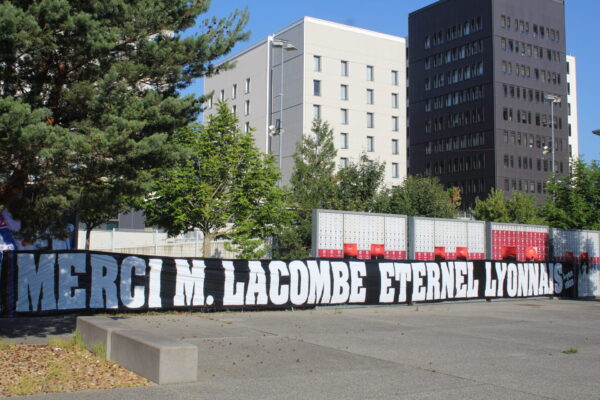 Hommage en banderole des supporters de l'OL à Bernard Lacombe