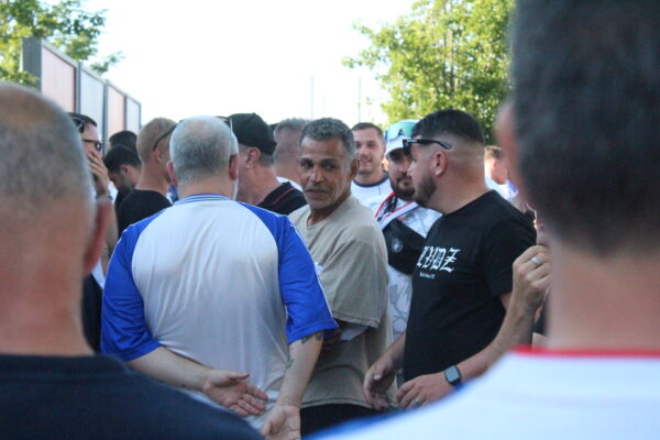 Sonny Anderson en compagnie des supporters de l'OL lors de l'hommage à Bernard Lacombe