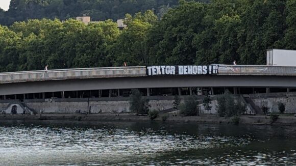 Des banderoles contre John Textor à Lyon