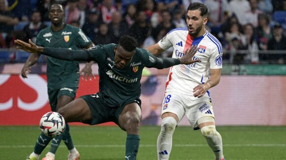 Juma Bah face à Rayan Cherki lors d'OL - Lens