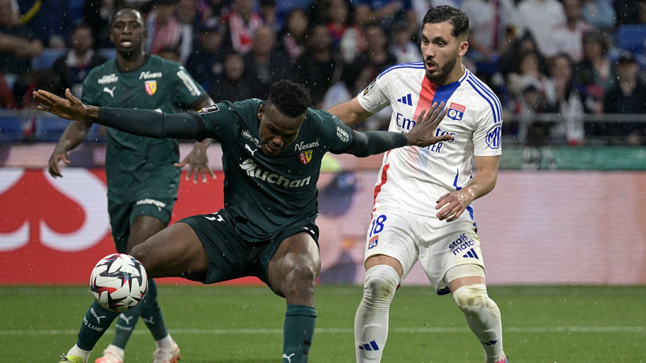 Juma Bah face à Rayan Cherki lors d'OL - Lens