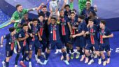 Les joueurs du PSG soulèvent la Ligue des champions