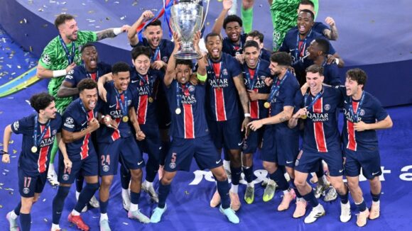 Les joueurs du PSG soulèvent la Ligue des champions