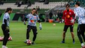 Yasmine Ammar à l'échauffement de l'OL