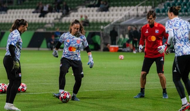 Yasmine Ammar à l'échauffement de l'OL