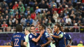 Les joueuses de l'équipe de France félicitent Kadidiatou Diani après son but
