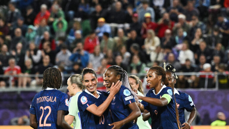Les joueuses de l'équipe de France félicitent Kadidiatou Diani après son but