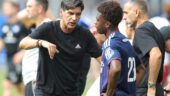 Paulo Fonseca en discussions avec Enzo Molebe lors de Hambourg - OL