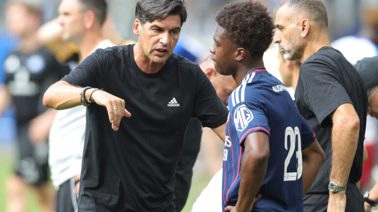 Paulo Fonseca en discussions avec Enzo Molebe lors de Hambourg - OL
