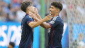 Afonso Moreira remerciant Alejandro Gomes Rodriguez lors de Hambourg - OL