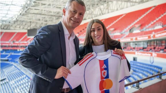 Sofia Bekhaled, avec Vincent Ponsot pour son premier contrat pro avec l'OL Lyonnes