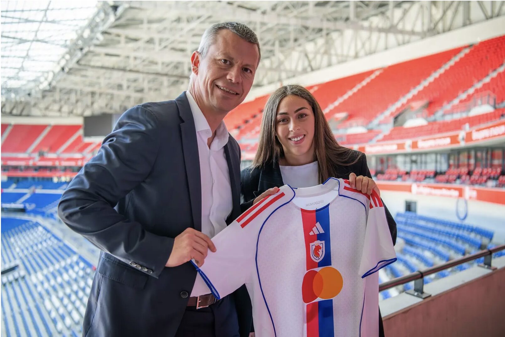 Sofia Bekhaled, avec Vincent Ponsot pour son premier contrat pro avec l'OL Lyonnes