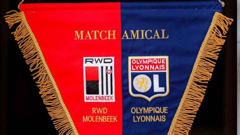 Le fanion du match amical en 2023 entre le RWDM et l'OL