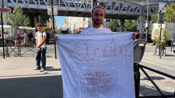Un supporter de l'OL devant le siège de la FFF mercredi