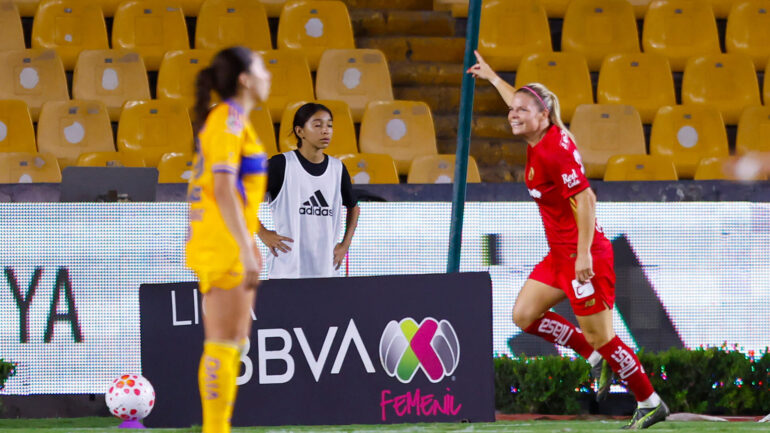 Eugénie Le Sommer a marqué pour son premier match avec Toluca