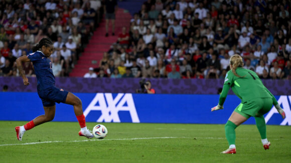 Marie-Antoinette Katoto avec la France contre l'Angleterre
