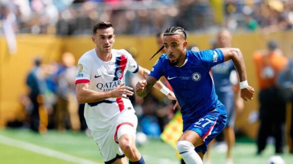 Malo Gusto face à Fabian Ruiz lors de Chelsea - PSG